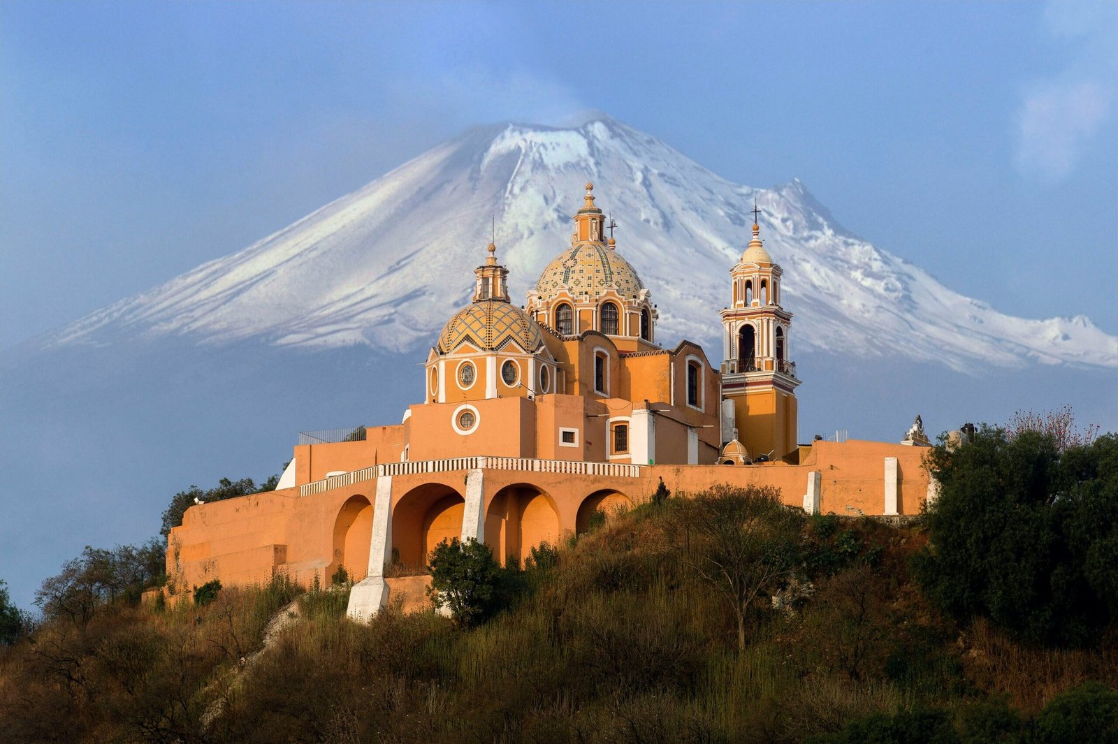 Iglesia en la punta de un cerro